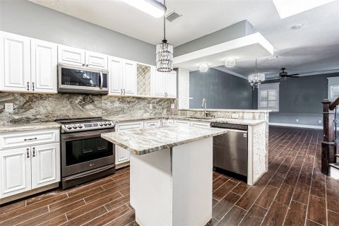 Townhouse in Kenneth City, Florida 3 bedrooms, 149.85 sq.m. № 2157379 - photo 6