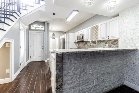 Townhouse in Kenneth City, Florida 3 bedrooms, 149.85 sq.m. № 2157379 - photo 7