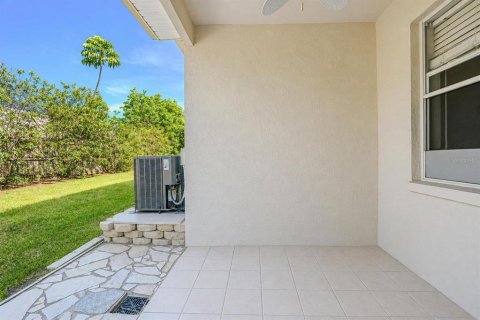 Townhouse in Kenneth City, Florida 3 bedrooms, 149.85 sq.m. № 2157379 - photo 30