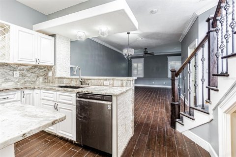 Townhouse in Kenneth City, Florida 3 bedrooms, 149.85 sq.m. № 2157379 - photo 8