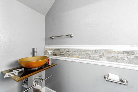 Townhouse in Kenneth City, Florida 3 bedrooms, 149.85 sq.m. № 2157379 - photo 15