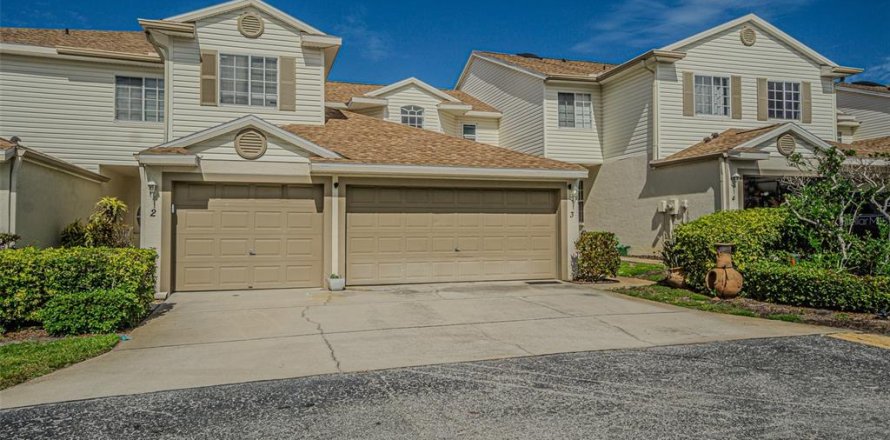 Townhouse in Kenneth City, Florida 3 bedrooms, 149.85 sq.m. № 2157379