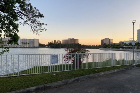 Copropriété à louer à Miami, Floride: 1 chambre, 61.5 m2 № 1960807 - photo 2