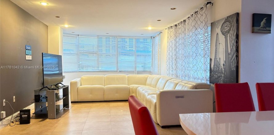 Condominio en Hallandale Beach, Florida, 2 dormitorios  № 2054656