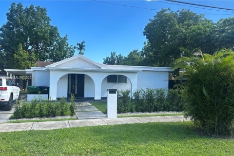 Propiedad comercial en venta en Miami, Florida, 155.7 m2 № 1985611 - foto 1
