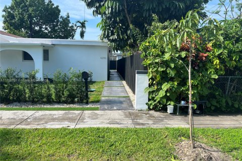 Propiedad comercial en venta en Miami, Florida, 155.7 m2 № 1985611 - foto 2