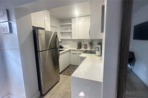 Propiedad comercial en venta en Miami, Florida, 155.7 m2 № 1985611 - foto 6