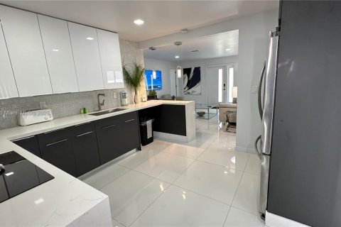 Propiedad comercial en venta en Miami, Florida, 155.7 m2 № 1985611 - foto 19
