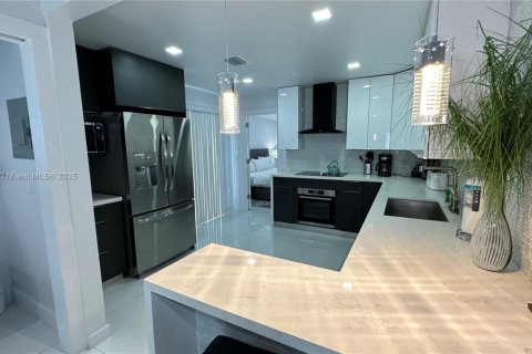 Propiedad comercial en venta en Miami, Florida, 155.7 m2 № 1985611 - foto 17