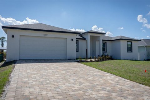 House in Port Charlotte, Florida 4 bedrooms, 155.52 sq.m. № 2353424