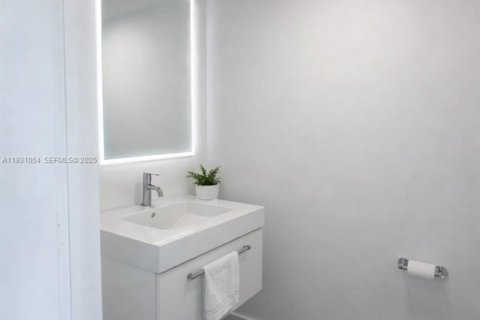 Condo in Miami, Florida, 1 bedroom  № 1990084 - photo 7