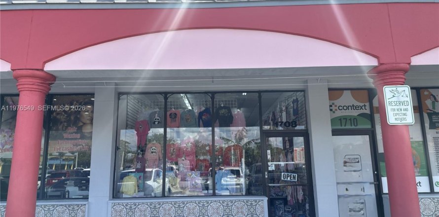 Commercial property in Hialeah, Florida № 2041522