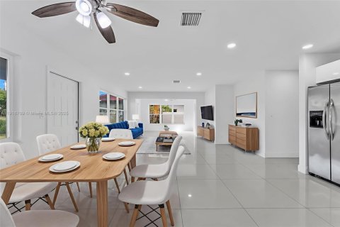 House in Wilton Manors, Florida 3 bedrooms, 119.19 sq.m. № 1974470 - photo 10