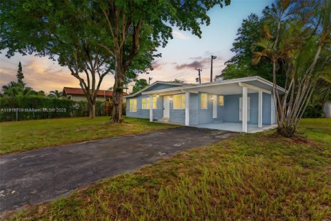House in Wilton Manors, Florida 3 bedrooms, 119.19 sq.m. № 1974470