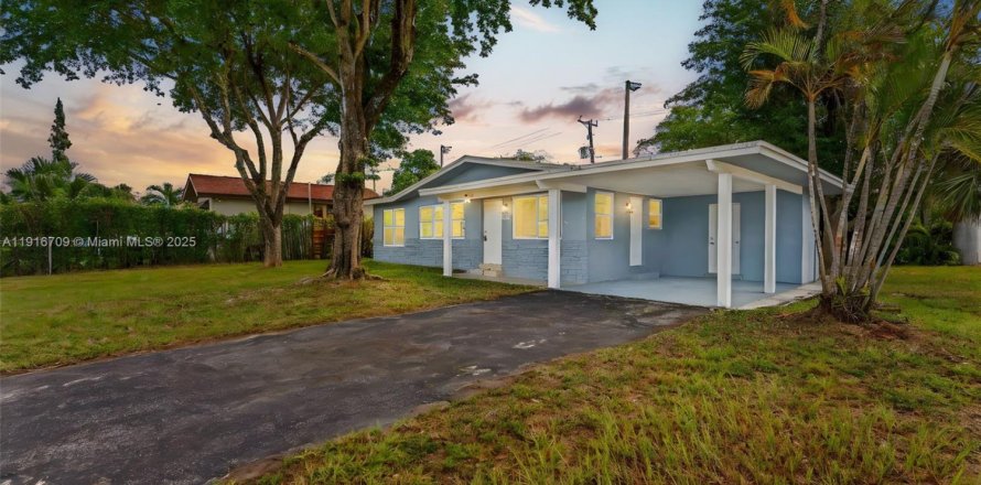 House in Wilton Manors, Florida 3 bedrooms, 119.19 sq.m. № 1974470