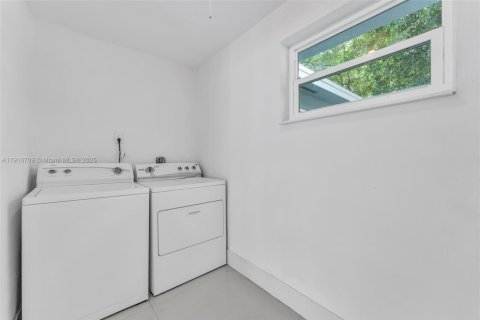 House in Wilton Manors, Florida 3 bedrooms, 119.19 sq.m. № 1974470 - photo 11