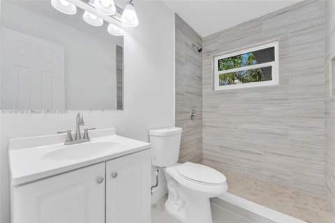 House in Wilton Manors, Florida 3 bedrooms, 119.19 sq.m. № 1974470 - photo 3