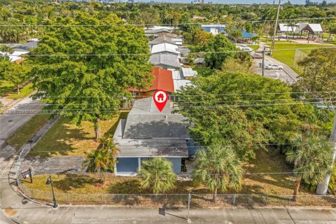 House in Wilton Manors, Florida 3 bedrooms, 119.19 sq.m. № 1974470 - photo 14