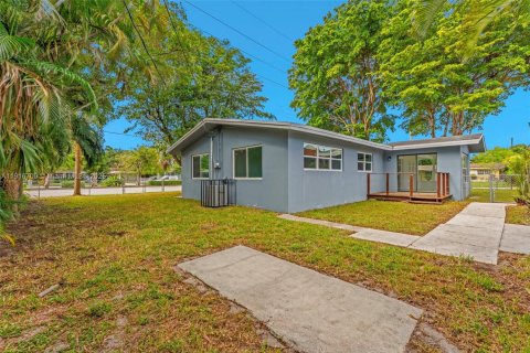 House in Wilton Manors, Florida 3 bedrooms, 119.19 sq.m. № 1974470 - photo 16