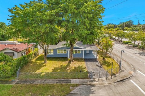 House in Wilton Manors, Florida 3 bedrooms, 119.19 sq.m. № 1974470 - photo 13