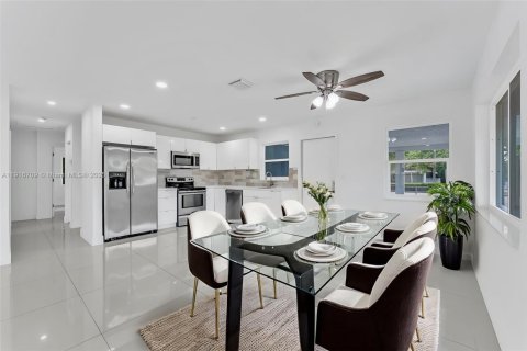 House in Wilton Manors, Florida 3 bedrooms, 119.19 sq.m. № 1974470 - photo 2