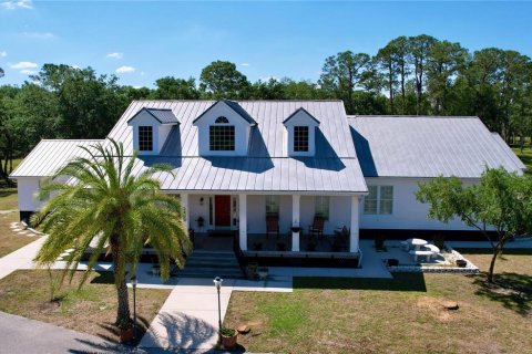 House in Lakeland, Florida 3 bedrooms, 335.1 sq.m. № 1651183 - photo 1