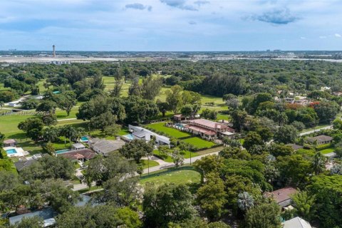 Terreno en venta en Miami Springs, Florida № 1849263 - foto 4