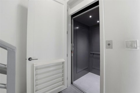 Touwnhouse à vendre à Sarasota, Floride: 3 chambres, 213.68 m2 № 2142298 - photo 8