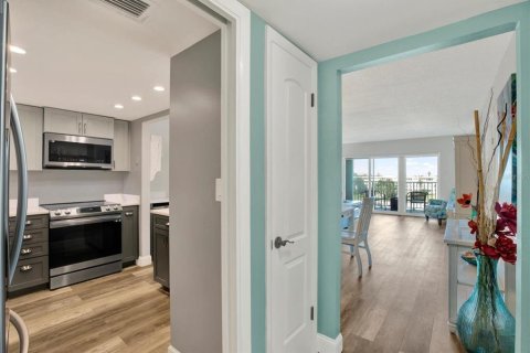 Condo in Saint Pete Beach, Florida, 2 bedrooms  № 2403309 - photo 8