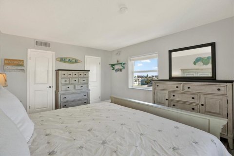 Condo in Saint Pete Beach, Florida, 2 bedrooms  № 2403309 - photo 20