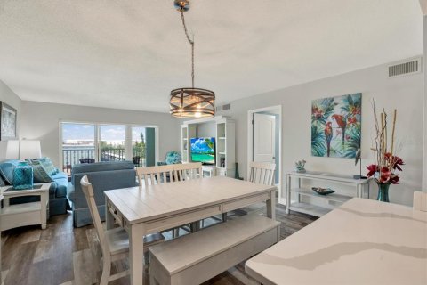 Condo in Saint Pete Beach, Florida, 2 bedrooms  № 2403309 - photo 10