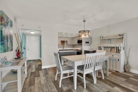 Condo in Saint Pete Beach, Florida, 2 bedrooms  № 2403309 - photo 11