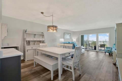 Condo in Saint Pete Beach, Florida, 2 bedrooms  № 2403309 - photo 9