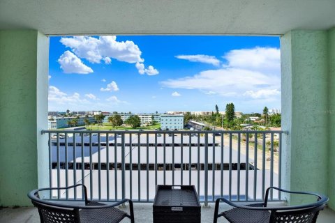 Condo in Saint Pete Beach, Florida, 2 bedrooms  № 2403309 - photo 28
