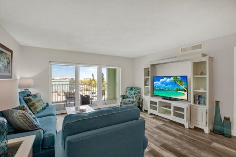 Condo in Saint Pete Beach, Florida, 2 bedrooms  № 2403309 - photo 14