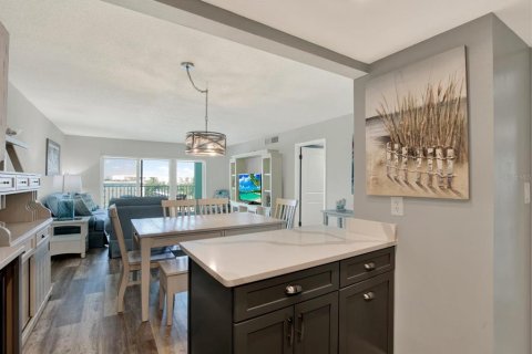 Condo in Saint Pete Beach, Florida, 2 bedrooms  № 2403309 - photo 5