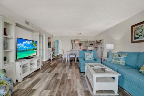 Condo in Saint Pete Beach, Florida, 2 bedrooms  № 2403309 - photo 15