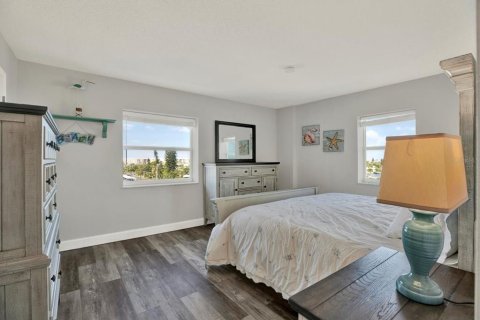 Condo in Saint Pete Beach, Florida, 2 bedrooms  № 2403309 - photo 17