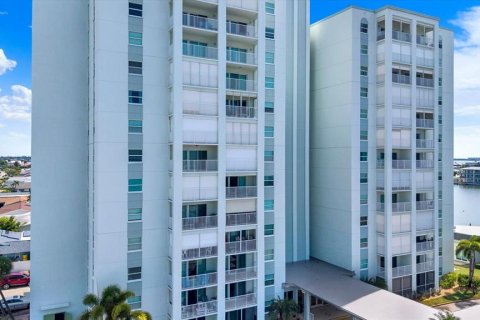 Condo in Saint Pete Beach, Florida, 2 bedrooms № 2403309