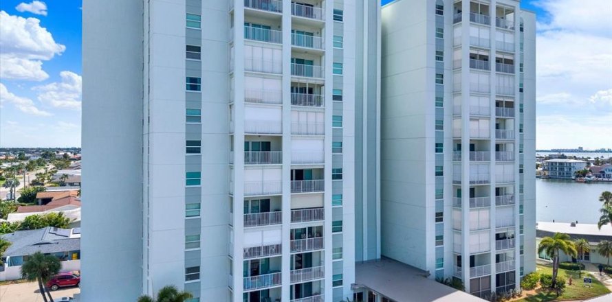 Condo in Saint Pete Beach, Florida, 2 bedrooms  № 2403309