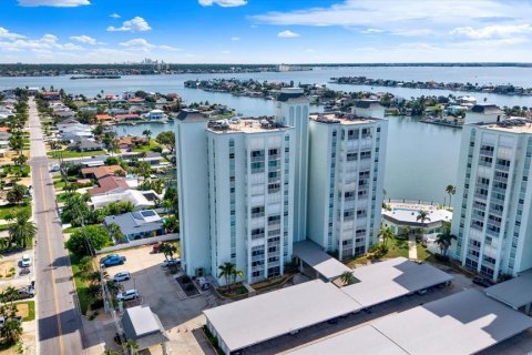 Condo in Saint Pete Beach, Florida, 2 bedrooms  № 2403309 - photo 30