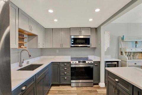 Condo in Saint Pete Beach, Florida, 2 bedrooms  № 2403309 - photo 4