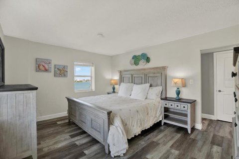 Condo in Saint Pete Beach, Florida, 2 bedrooms  № 2403309 - photo 18
