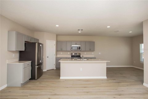House in Davenport, Florida 5 bedrooms, 279.73 sq.m. № 1909587 - photo 2