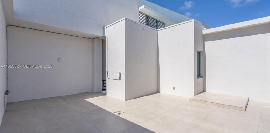 Condo à Miami, Floride, 3 chambres № 1977478