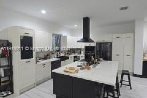 House in Weston, Florida 5 bedrooms, 345.13 sq.m. № 1972267 - photo 2