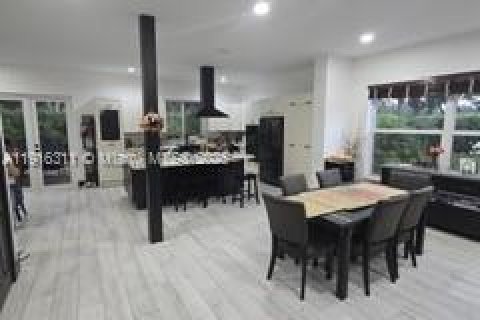 House in Weston, Florida 5 bedrooms, 345.13 sq.m. № 1972267 - photo 3