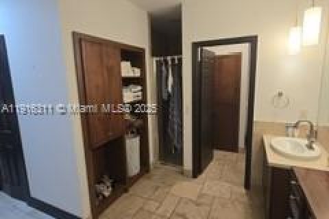 House in Weston, Florida 5 bedrooms, 345.13 sq.m. № 1972267 - photo 29