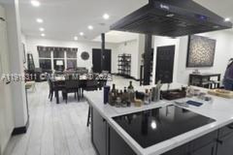 House in Weston, Florida 5 bedrooms, 345.13 sq.m. № 1972267 - photo 6