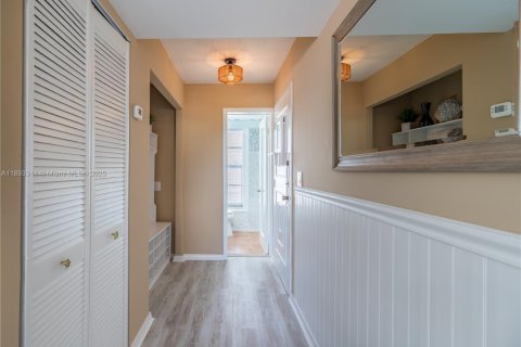 Copropriété à vendre à Miami Beach, Floride: 2 chambres, 81.57 m2 № 1945263 - photo 13